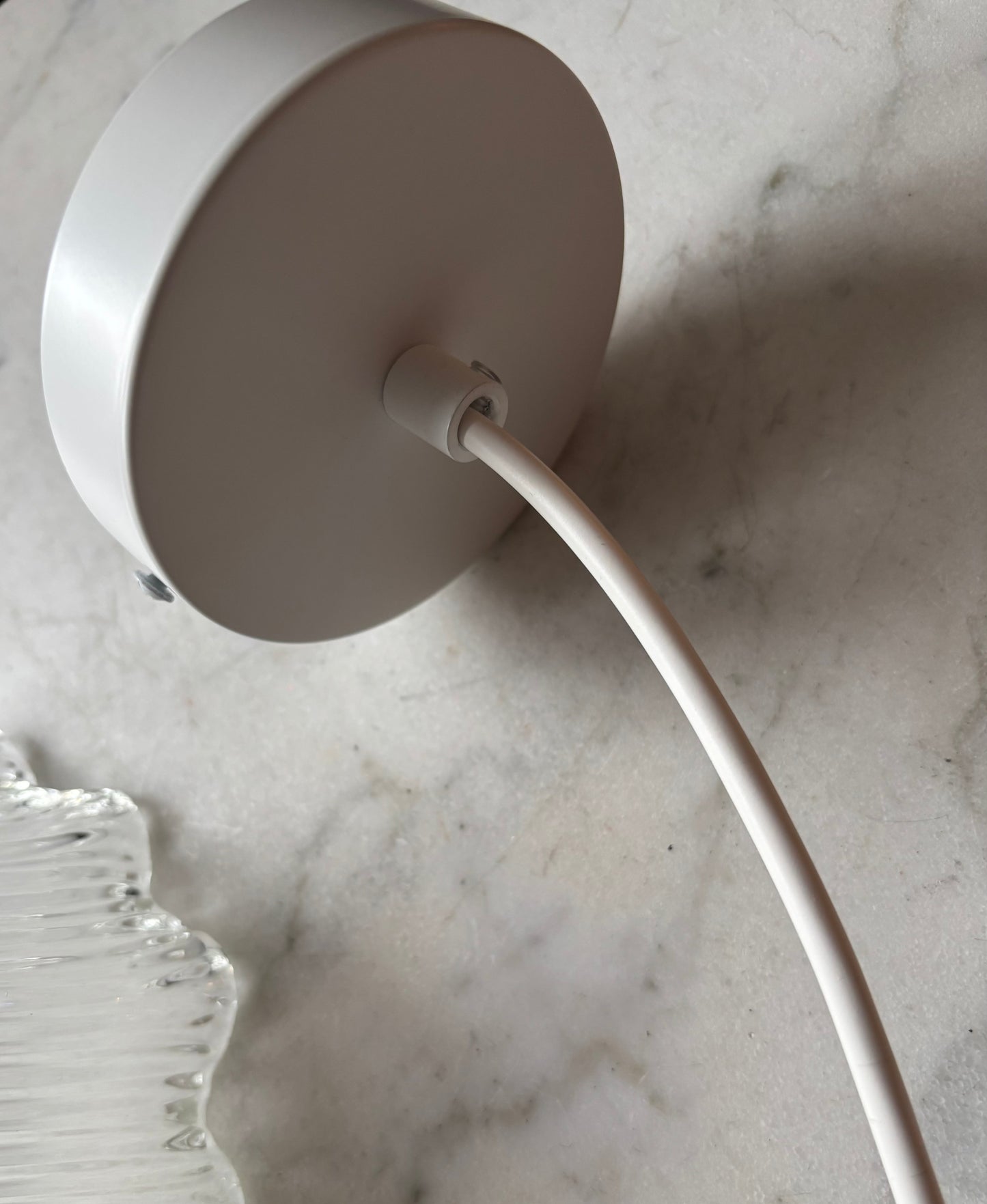 823 - Vintage gele opaline melkglazen 'sierlijke ' hanglamp