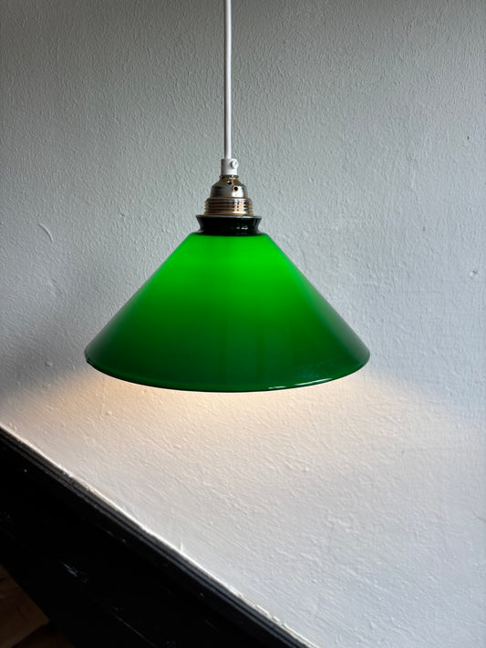 828 - Vintage groene opaline melkglazen 'driehoek' hanglamp