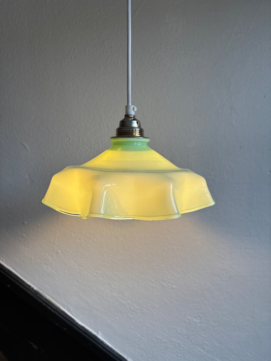 620 - Vintage groene opaline melkglazen 'bloem' hanglamp