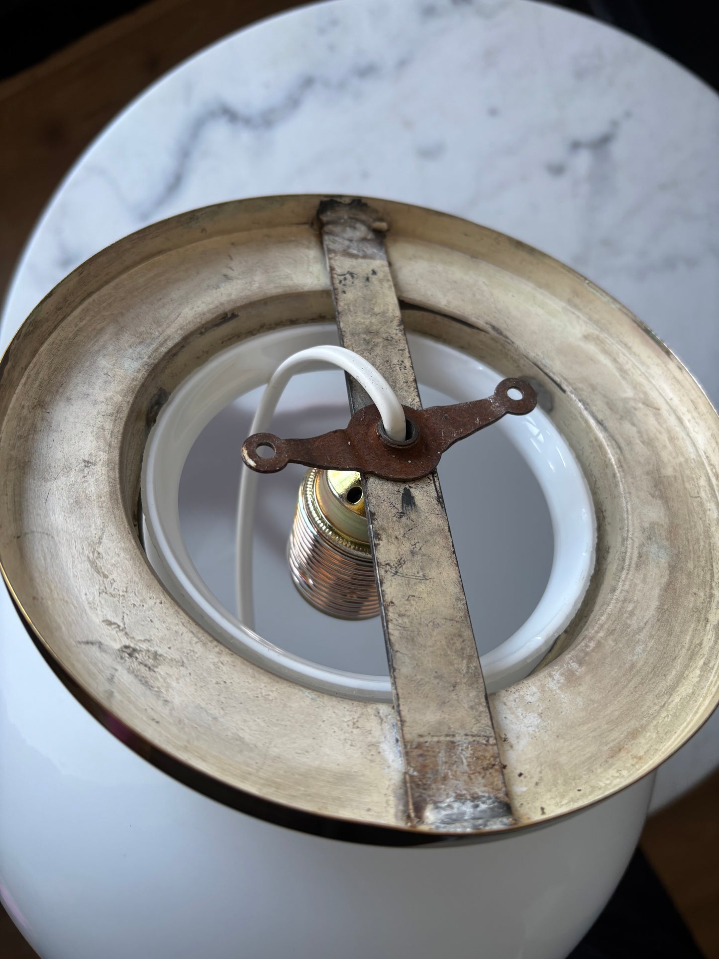 502 - Vintage globe schoollamp bollamp wit glas opaline plafoniere