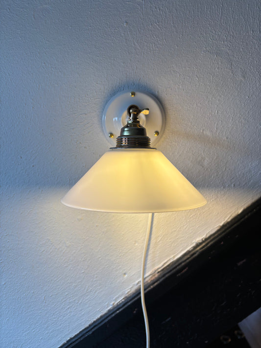 584/1 - Vintage witte Franse 'driehoek' wandlamp