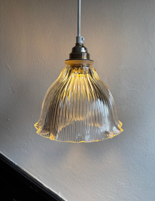 839 - Set van 2 - Vintage sierlijke holophane glazen streep hanglampen kap