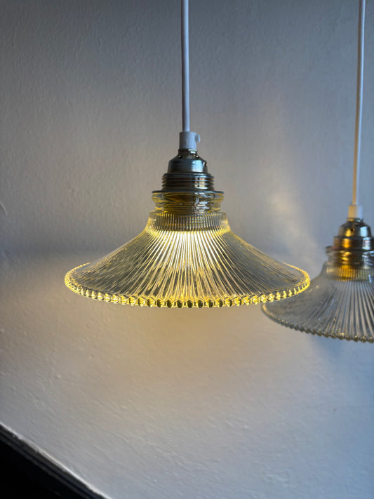 833 - Set van 3 - Vintage sierlijke glazen holophane hanglampen met ribbel glas