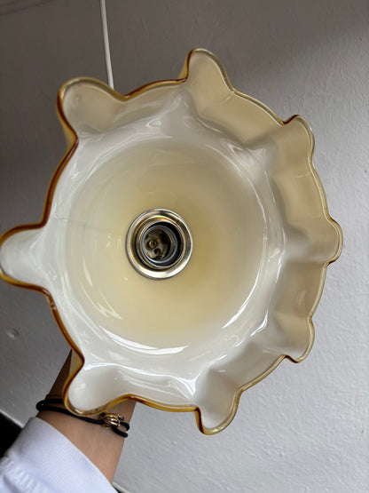 823 - Vintage gele opaline melkglazen 'sierlijke ' hanglamp