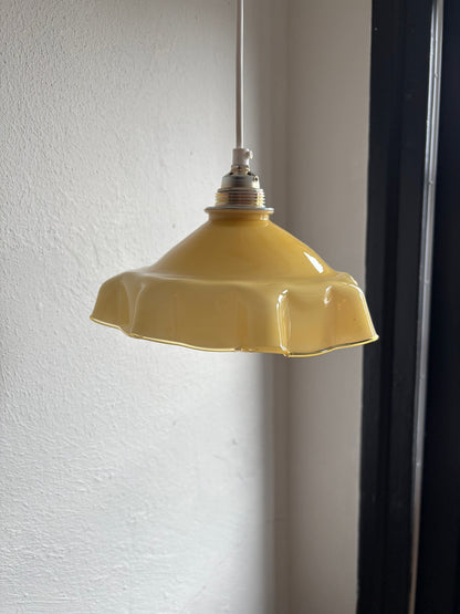 823 - Vintage gele opaline melkglazen 'sierlijke ' hanglamp