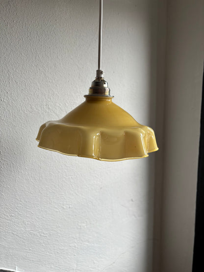 823 - Vintage gele opaline melkglazen 'sierlijke ' hanglamp