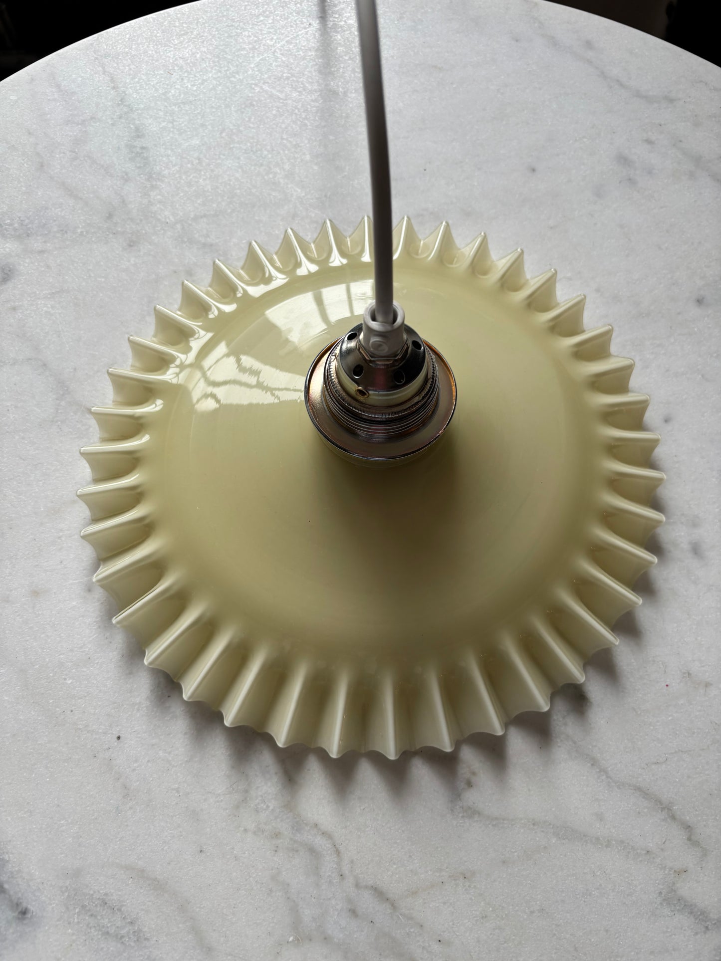 838 - Vintage geel opaline melkglazen 'kartel' hanglamp