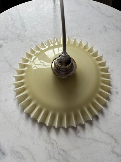 838 - Vintage geel opaline melkglazen 'kartel' hanglamp