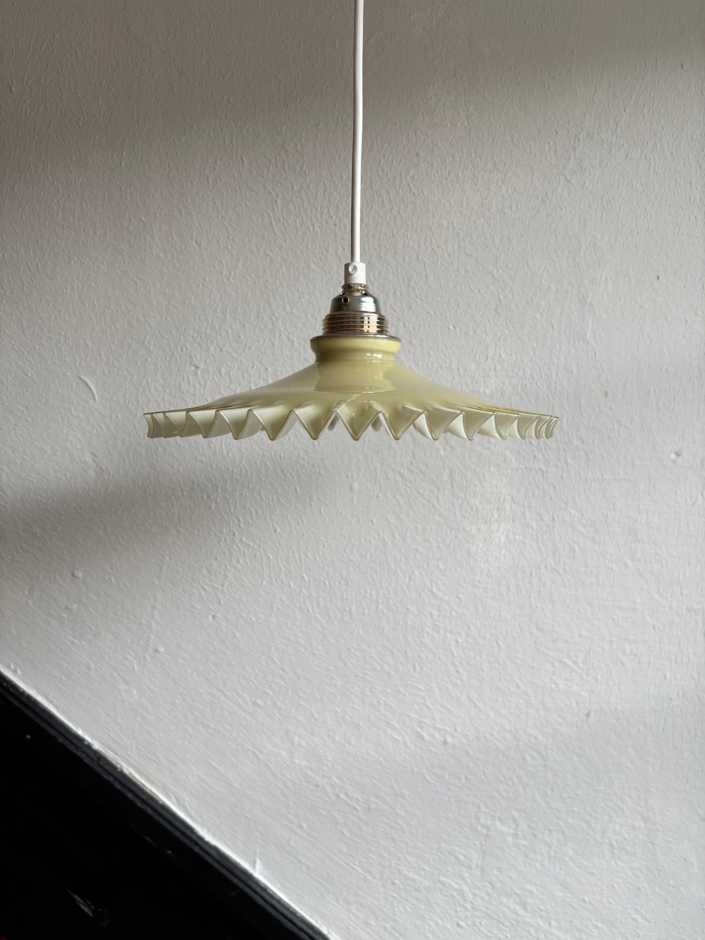 838 - Vintage geel opaline melkglazen 'kartel' hanglamp