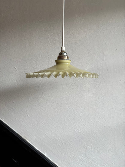 838 - Vintage geel opaline melkglazen 'kartel' hanglamp