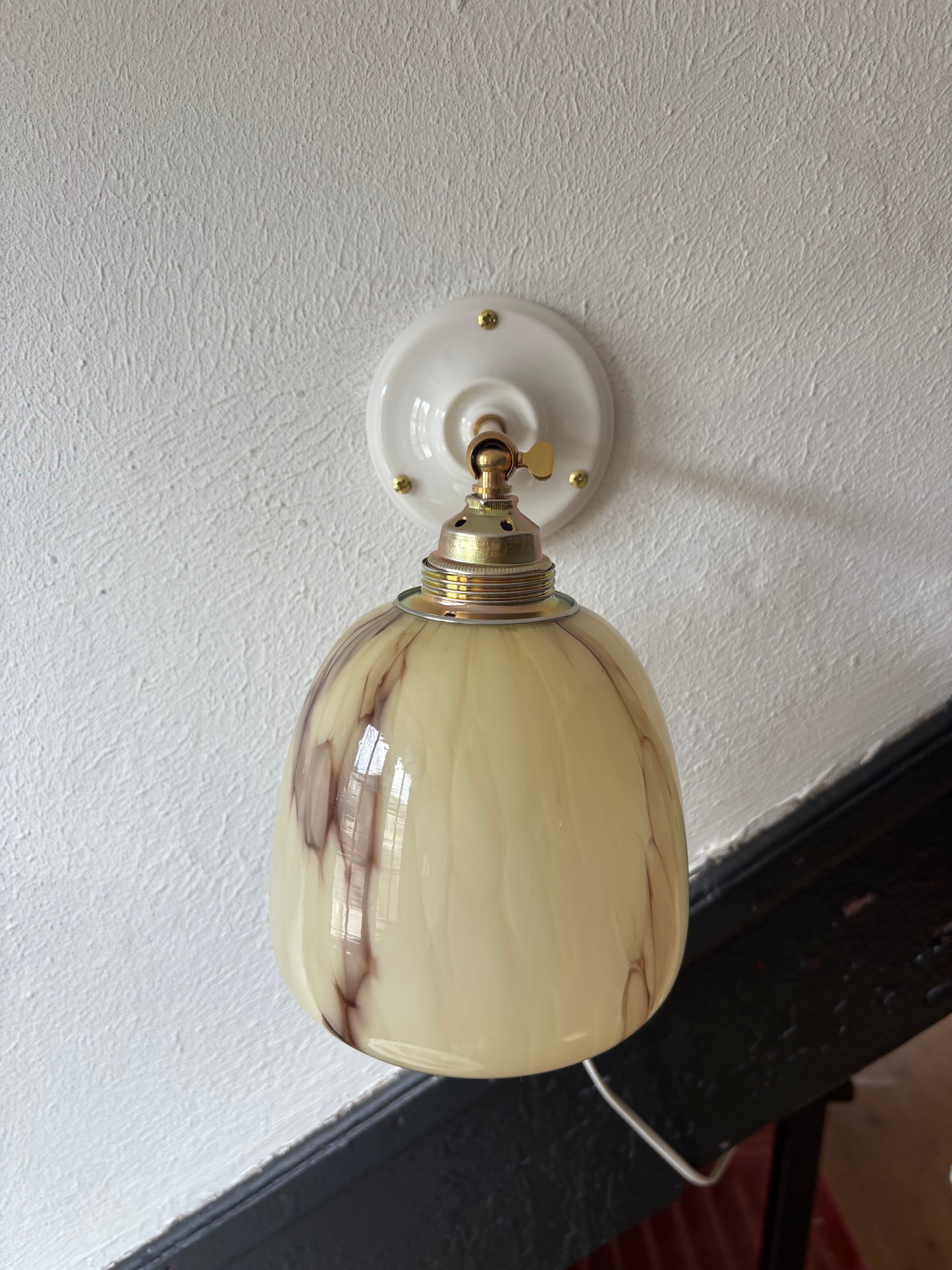 909 - Set van 2 - Vintage gele marmer Franse glazen wandlampen