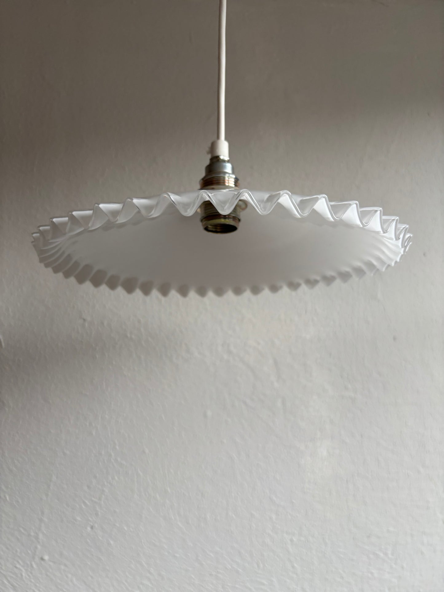 816 - Vintage wit opaline melkglazen 'kartel' hanglamp