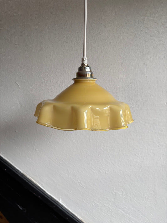 823 - Vintage gele opaline melkglazen 'sierlijke ' hanglamp