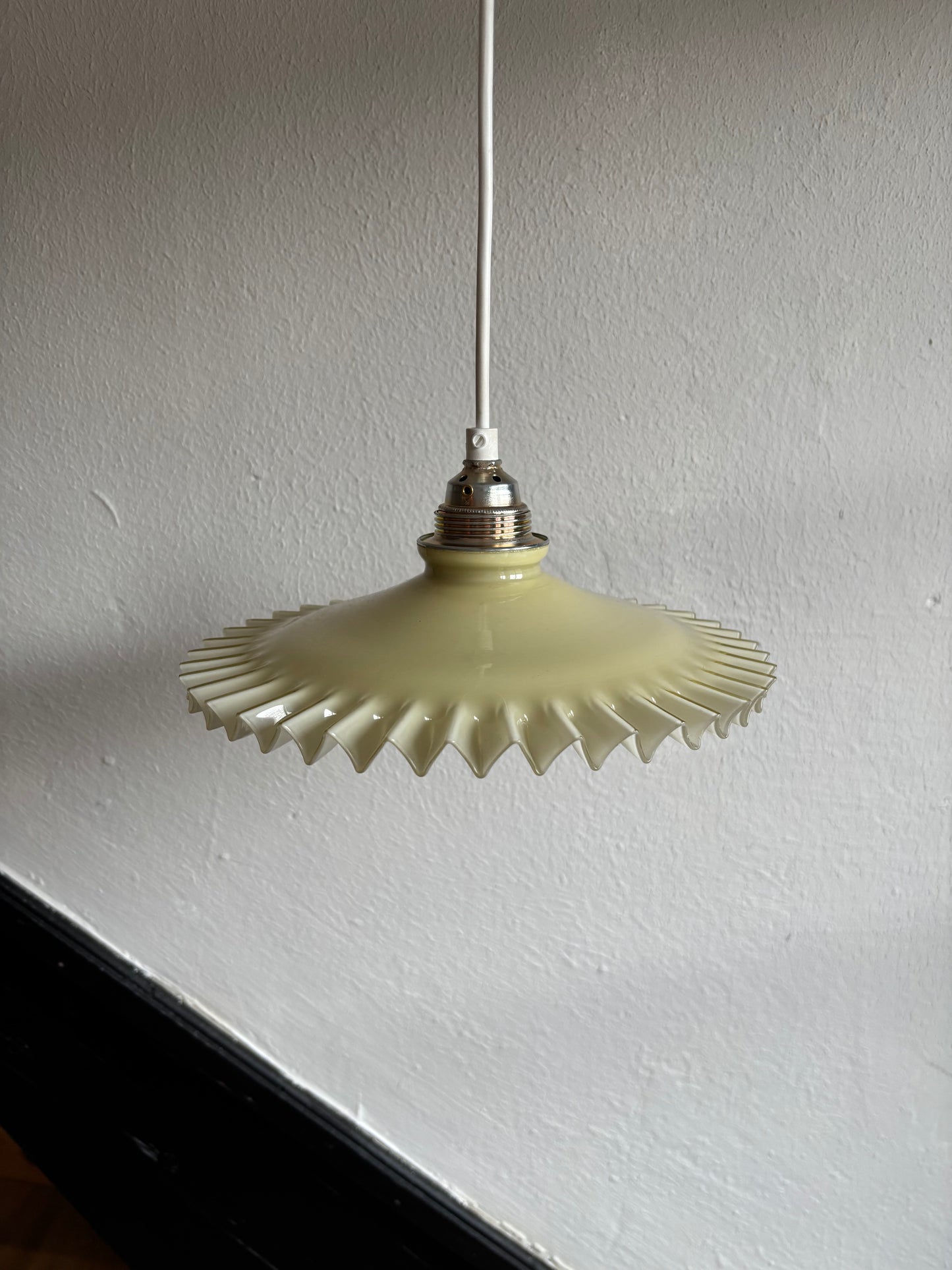 838 - Vintage geel opaline melkglazen 'kartel' hanglamp