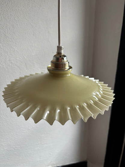 838 - Vintage geel opaline melkglazen 'kartel' hanglamp