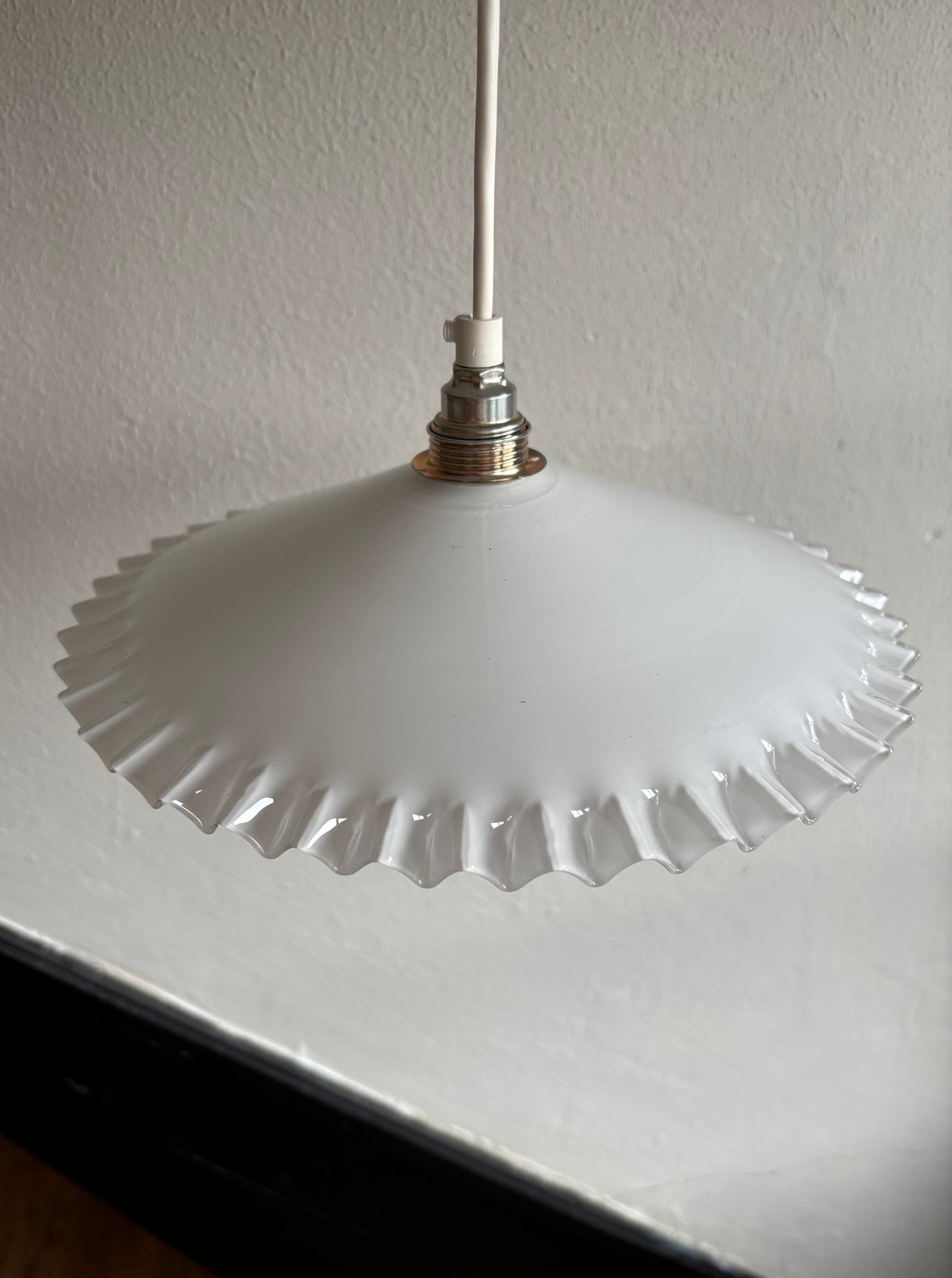 816 - Vintage wit opaline melkglazen 'kartel' hanglamp