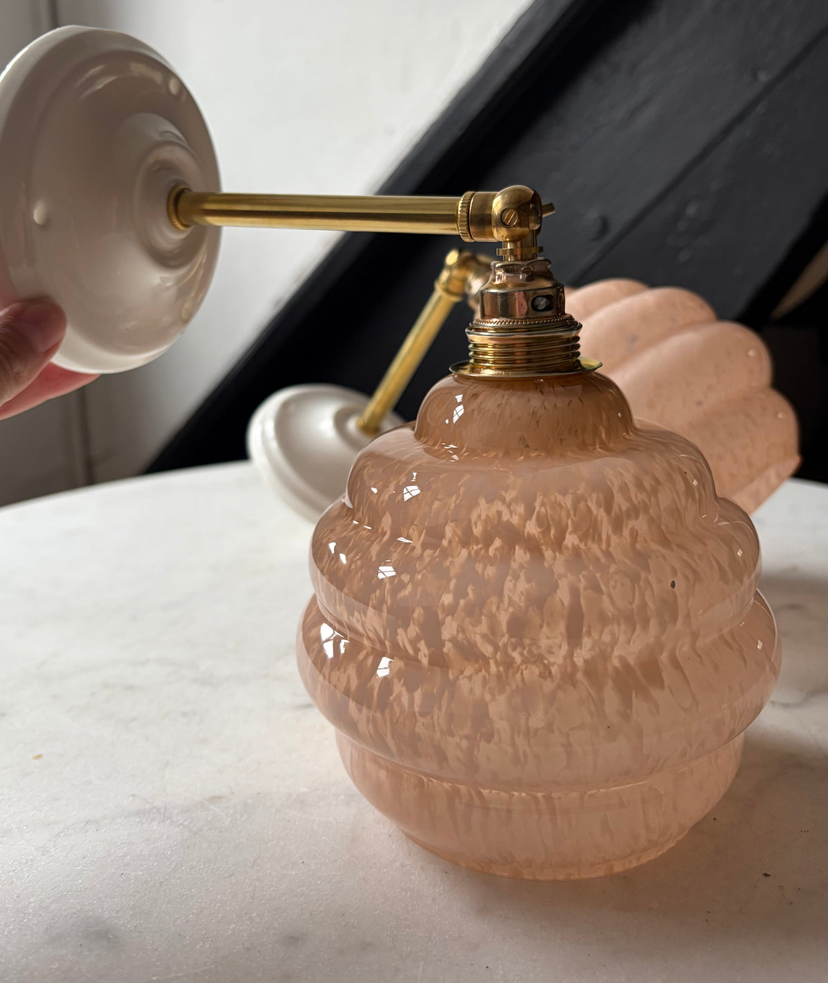 1046 - Set van 2 - Vintage roze Clichy  Franse glazen wandlampen