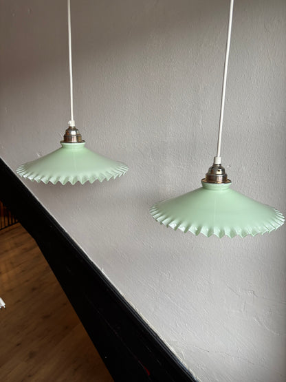 836/923 - Set van 2 - Vintage groene opaline melkglazen 'kartel' hanglampen