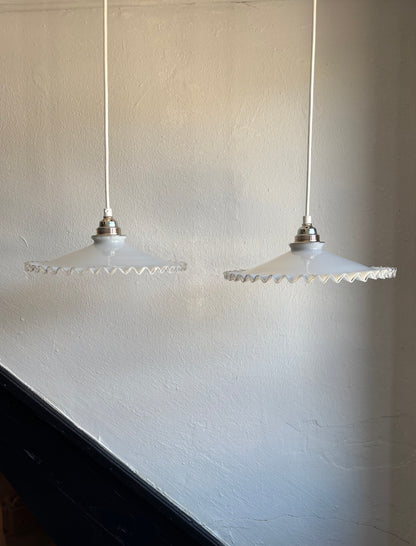 966 - Set van 2 - Vintage opaline melkglazen 'kartel' hanglampen
