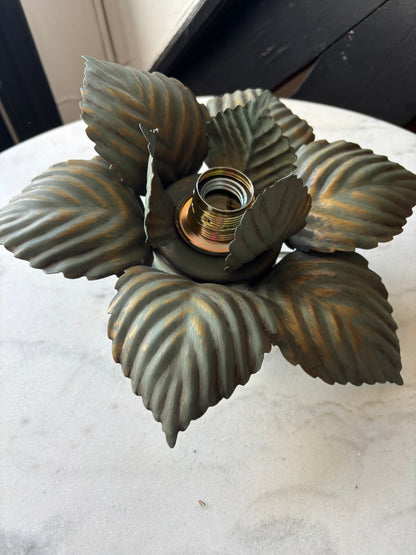 872 - Vintage groen plafonniere masca italy bloem metalen lamp bladeren