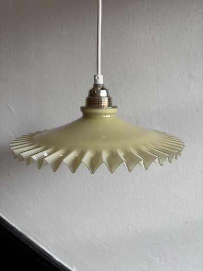 838 - Vintage geel opaline melkglazen 'kartel' hanglamp