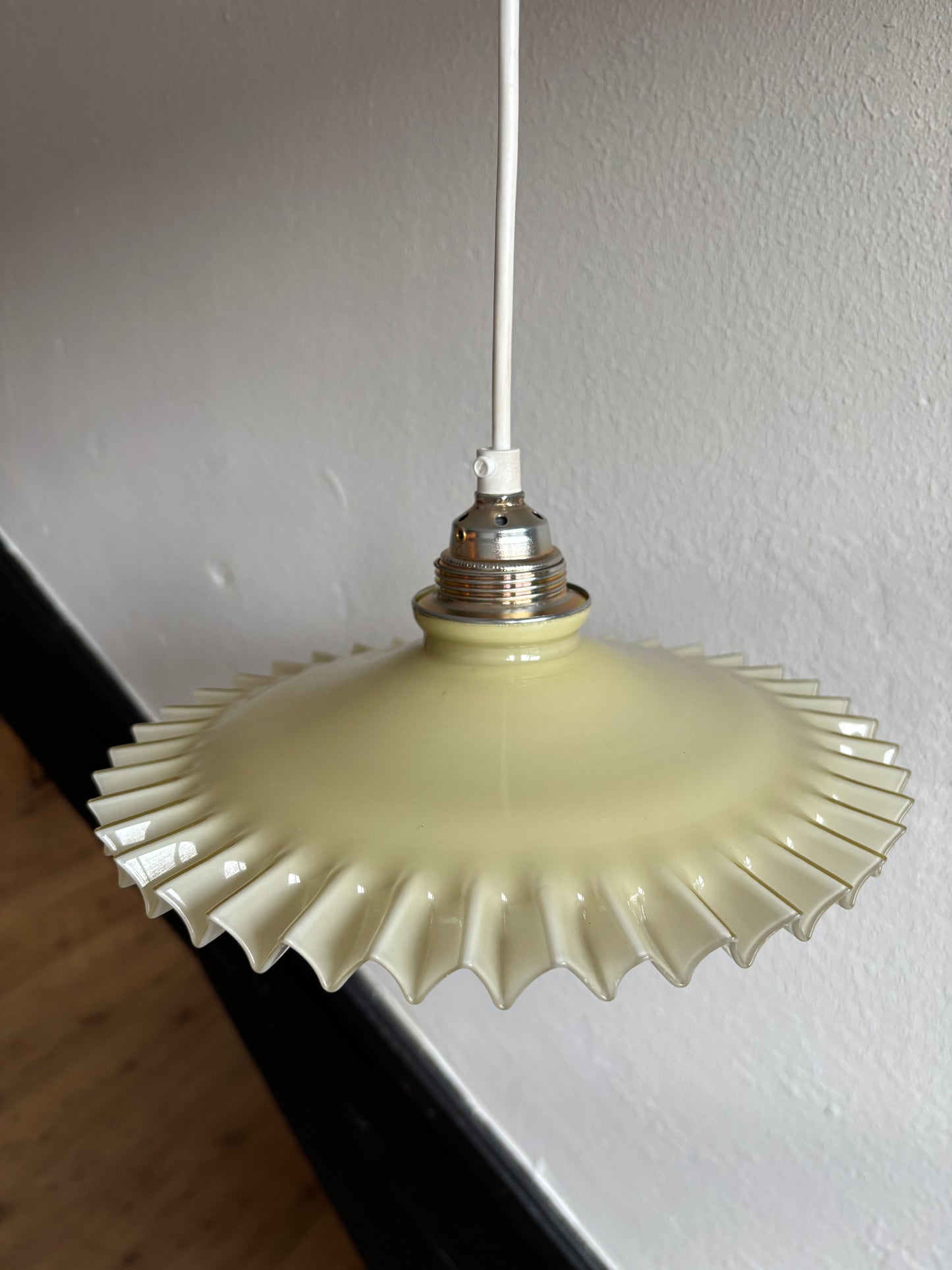 838 - Vintage geel opaline melkglazen 'kartel' hanglamp