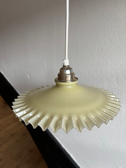 838 - Vintage geel opaline melkglazen 'kartel' hanglamp