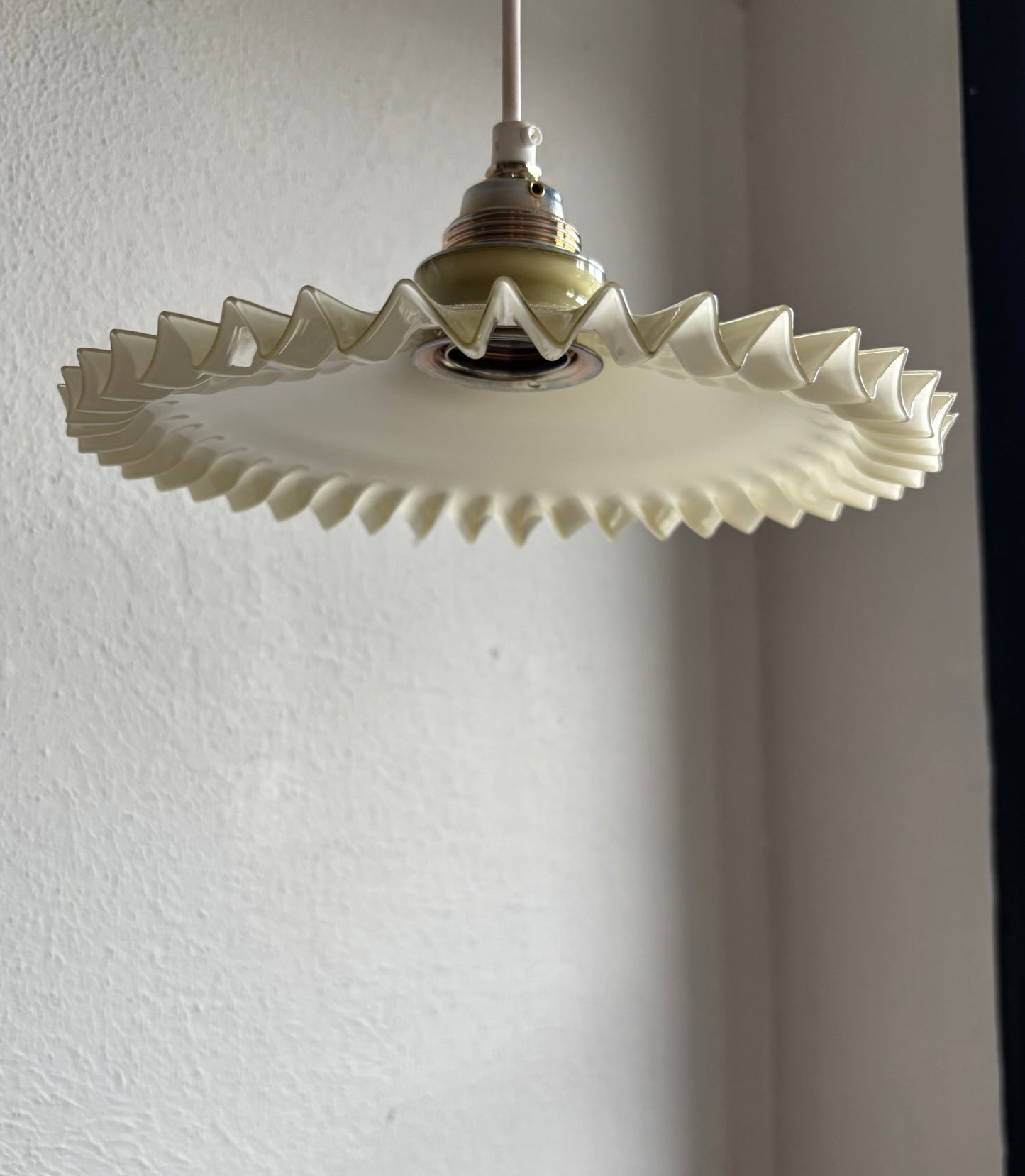 838 - Vintage geel opaline melkglazen 'kartel' hanglamp