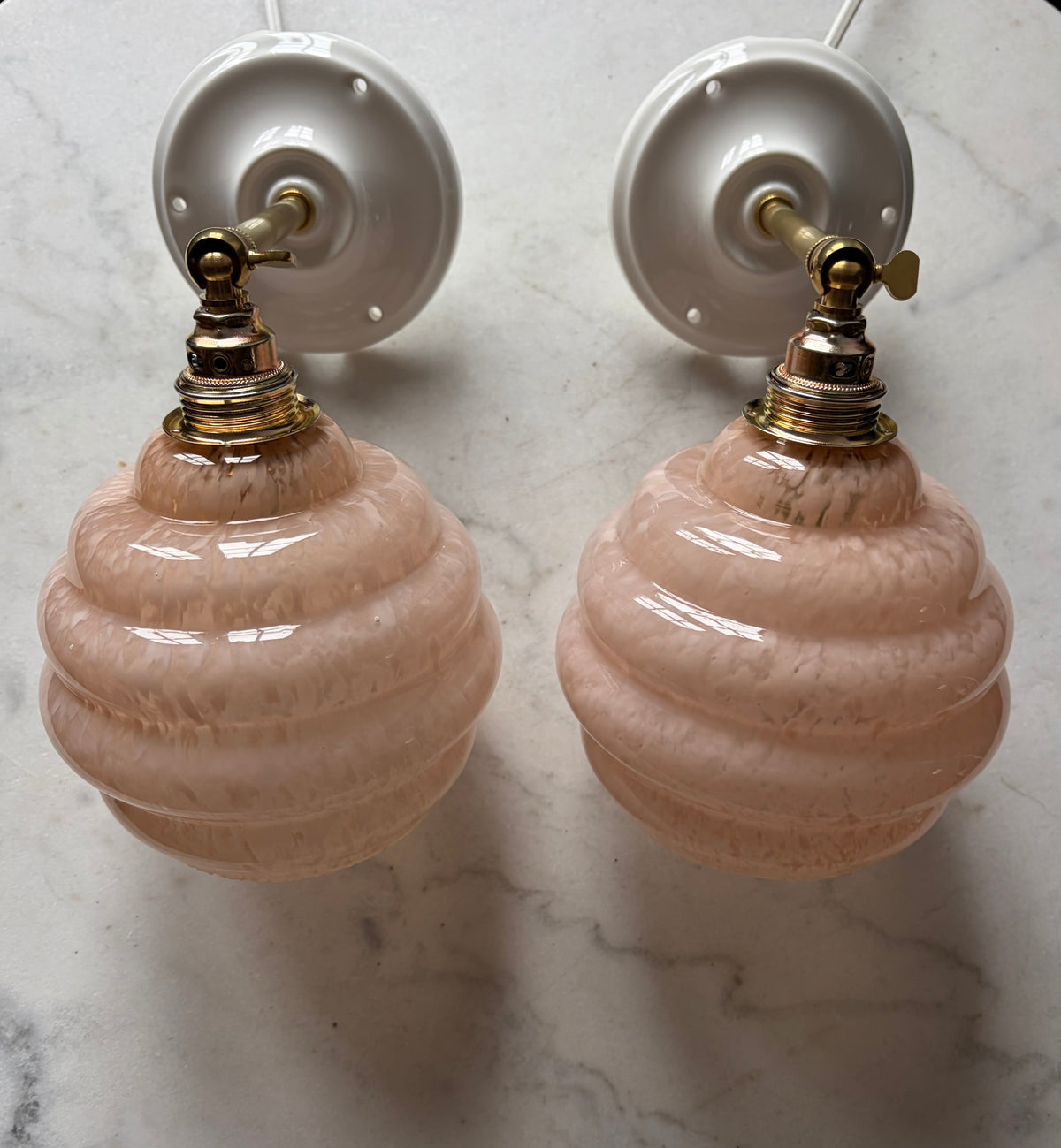 1046 - Set van 2 - Vintage roze Clichy  Franse glazen wandlampen