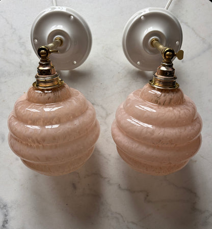 1046 - Set van 2 - Vintage roze Clichy  Franse glazen wandlampen
