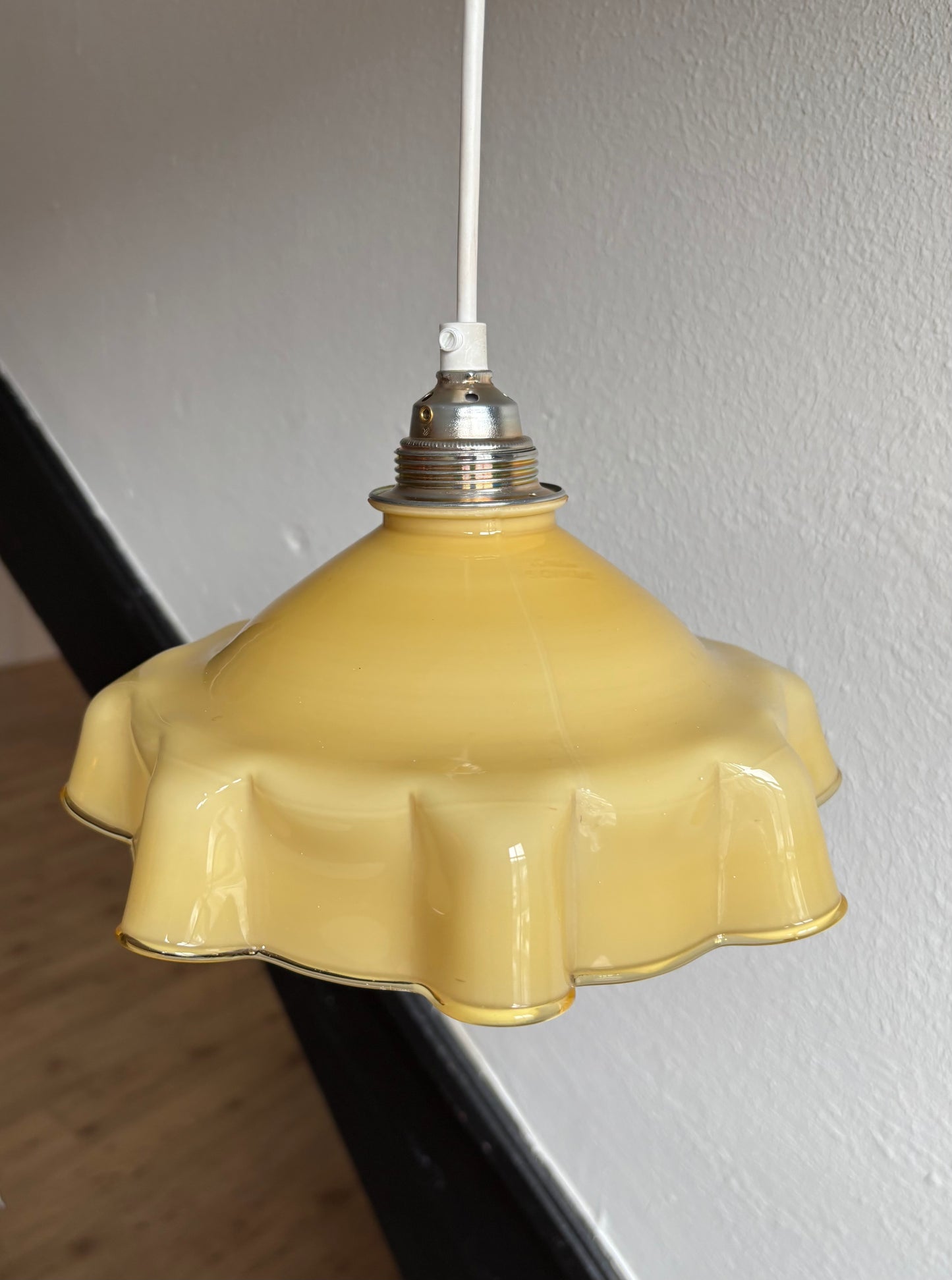 823 - Vintage gele opaline melkglazen 'sierlijke ' hanglamp