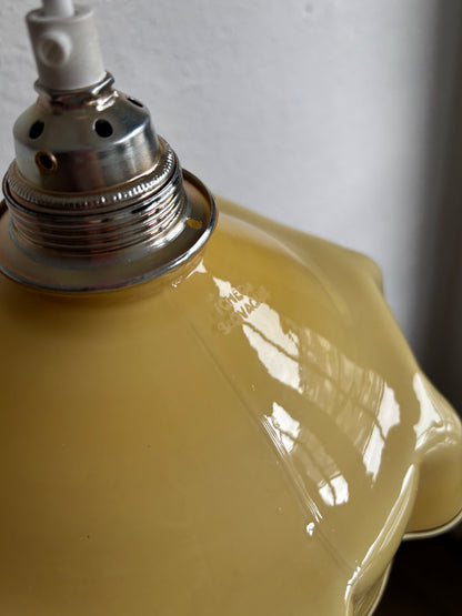 823 - Vintage gele opaline melkglazen 'sierlijke ' hanglamp