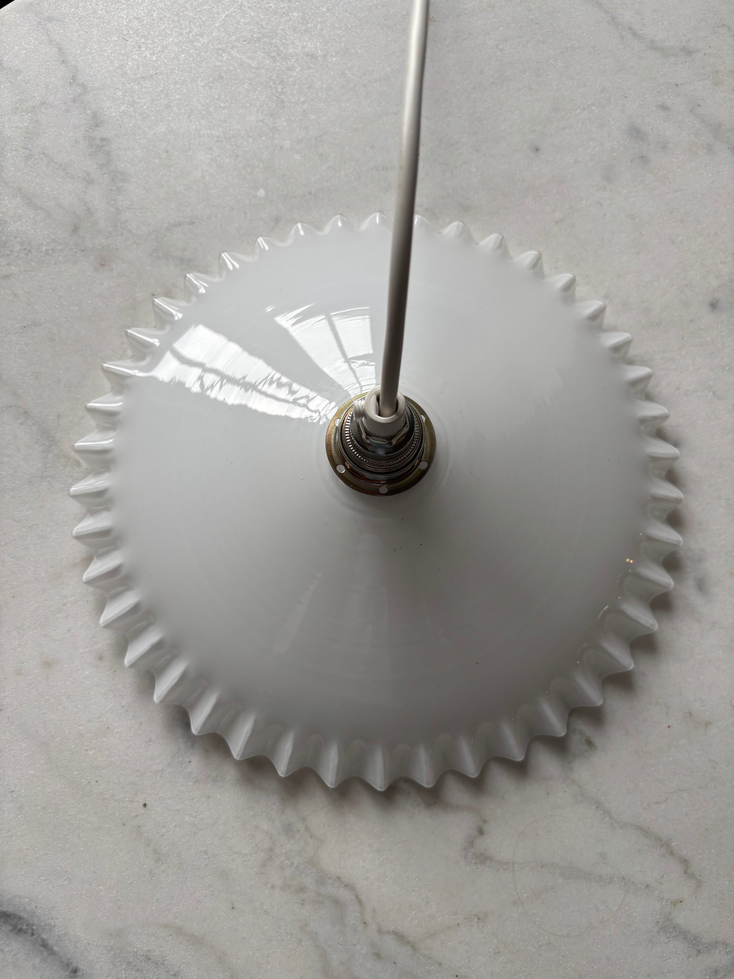 816 - Vintage wit opaline melkglazen 'kartel' hanglamp