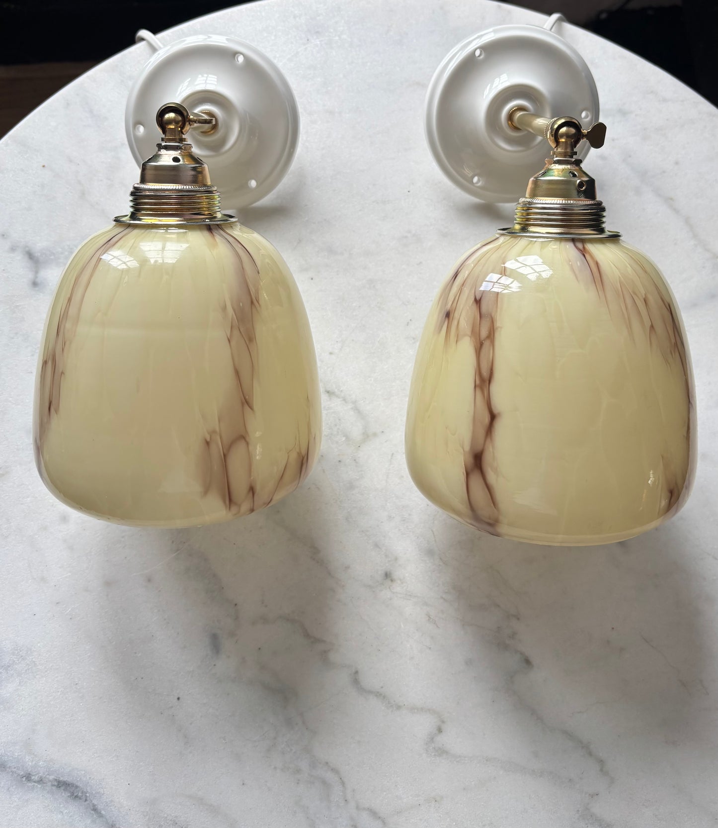 909 - Set van 2 - Vintage gele marmer Franse glazen wandlampen