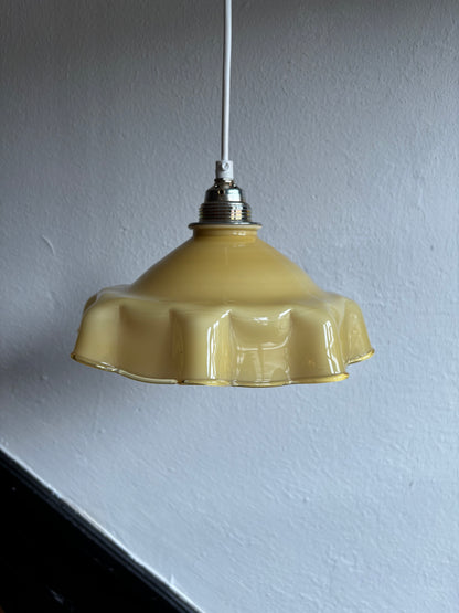823 - Vintage gele opaline melkglazen 'sierlijke ' hanglamp