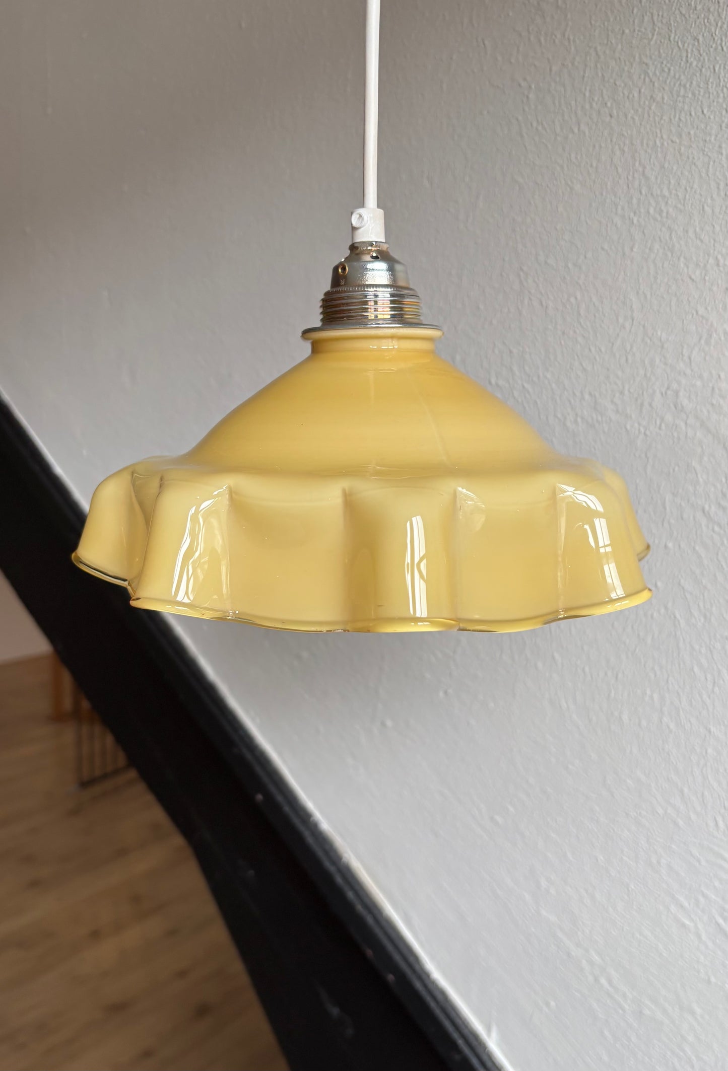 823 - Vintage gele opaline melkglazen 'sierlijke ' hanglamp