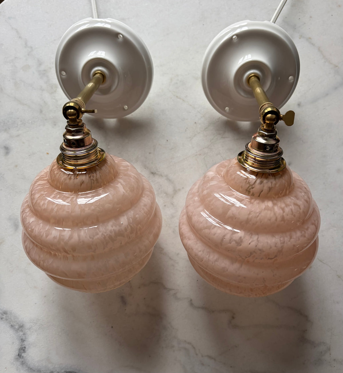 1046 - Set van 2 - Vintage roze Clichy  Franse glazen wandlampen
