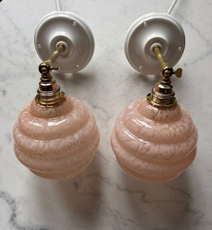 1046 - Set van 2 - Vintage roze Clichy  Franse glazen wandlampen