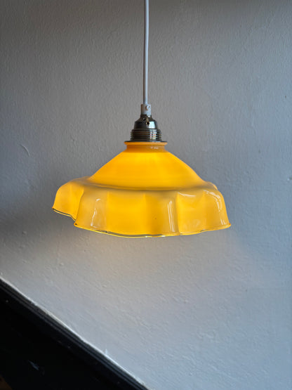 823 - Vintage gele opaline melkglazen 'sierlijke ' hanglamp