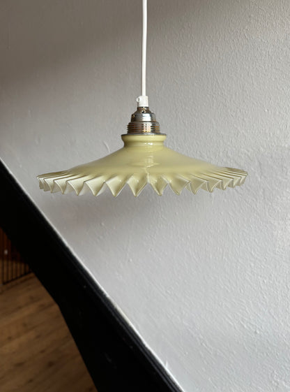 838 - Vintage geel opaline melkglazen 'kartel' hanglamp