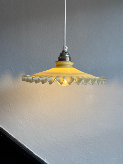 838 - Vintage geel opaline melkglazen 'kartel' hanglamp