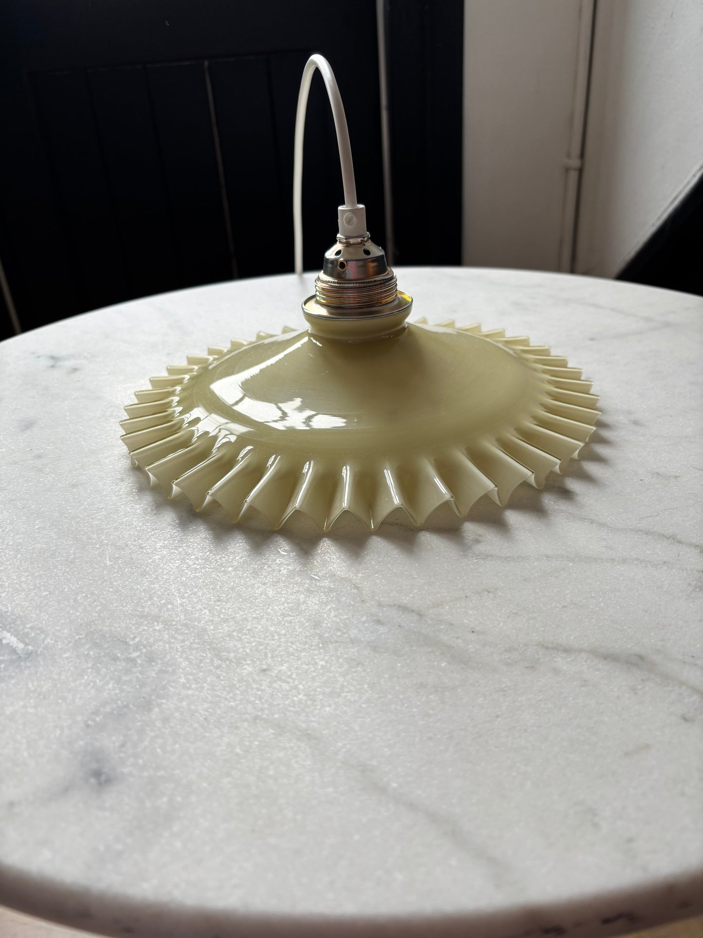838 - Vintage geel opaline melkglazen 'kartel' hanglamp