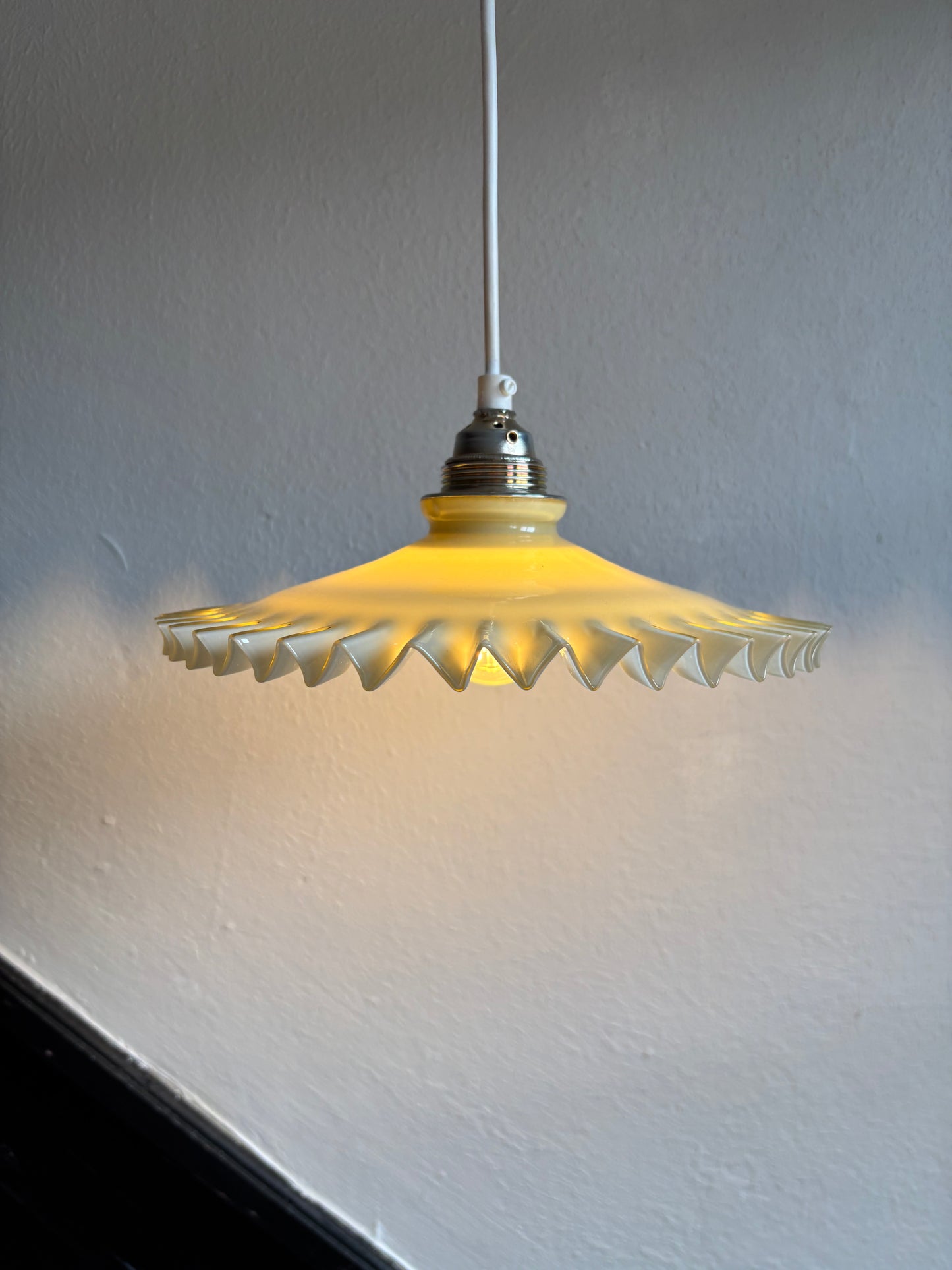838 - Vintage geel opaline melkglazen 'kartel' hanglamp