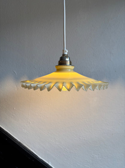 838 - Vintage geel opaline melkglazen 'kartel' hanglamp