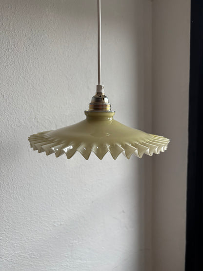 838 - Vintage geel opaline melkglazen 'kartel' hanglamp