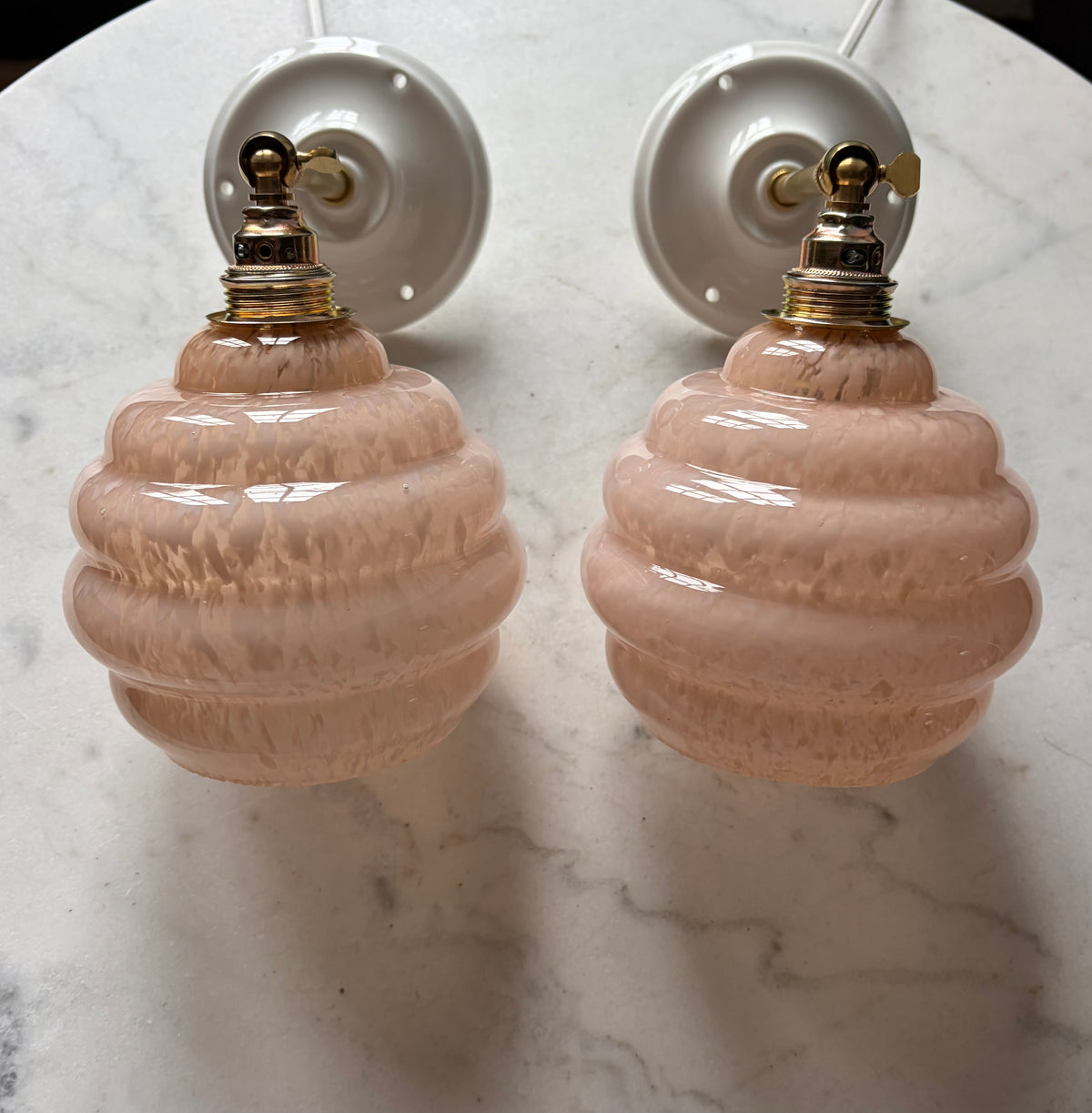 1046 - Set van 2 - Vintage roze Clichy  Franse glazen wandlampen