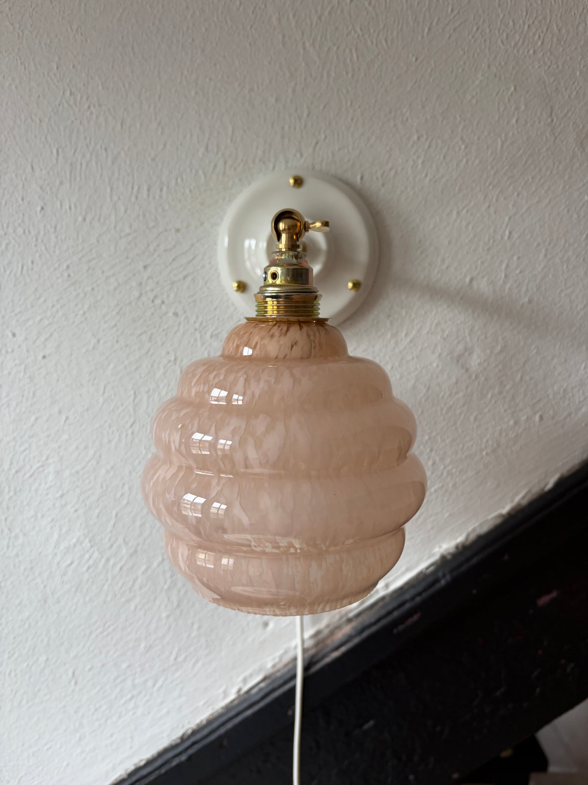 1046 - Set van 2 - Vintage roze Clichy  Franse glazen wandlampen