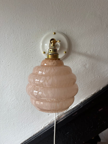 1046 - Set van 2 - Vintage roze Clichy  Franse glazen wandlampen
