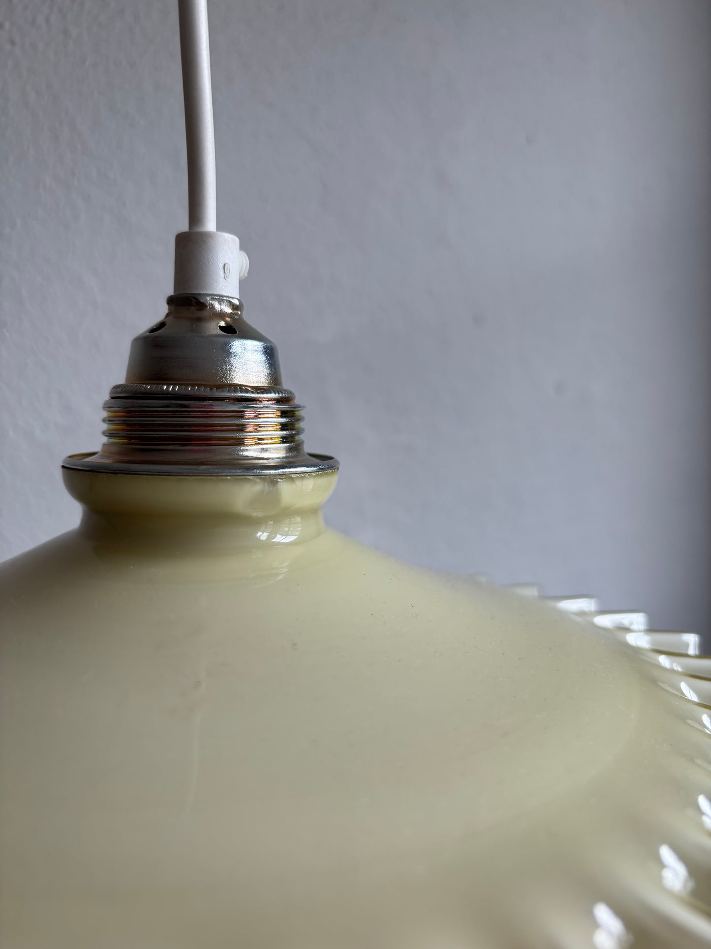838 - Vintage geel opaline melkglazen 'kartel' hanglamp