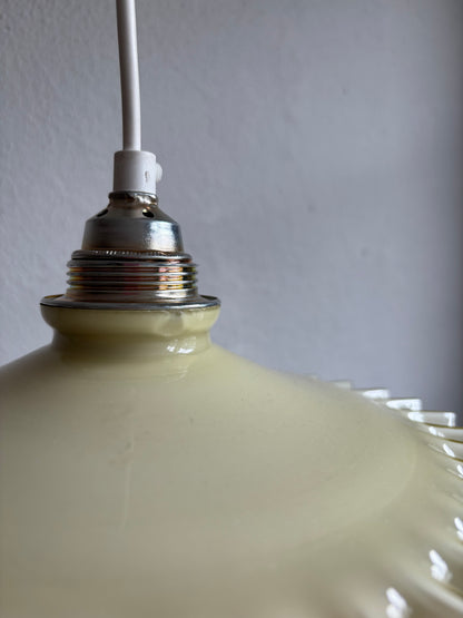 838 - Vintage geel opaline melkglazen 'kartel' hanglamp